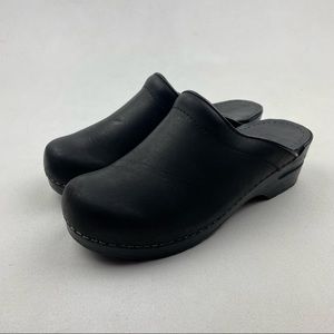 Dansko Sonja Black Leather Oiled Clogs Women’s Size 39 US 8.5-9